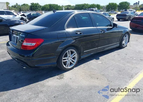 2013 Mercedes-Benz C 300 Luxury 4Matic/Sport 4Matic из США, поврежденный, VIN WDDGF8AB1DA770998